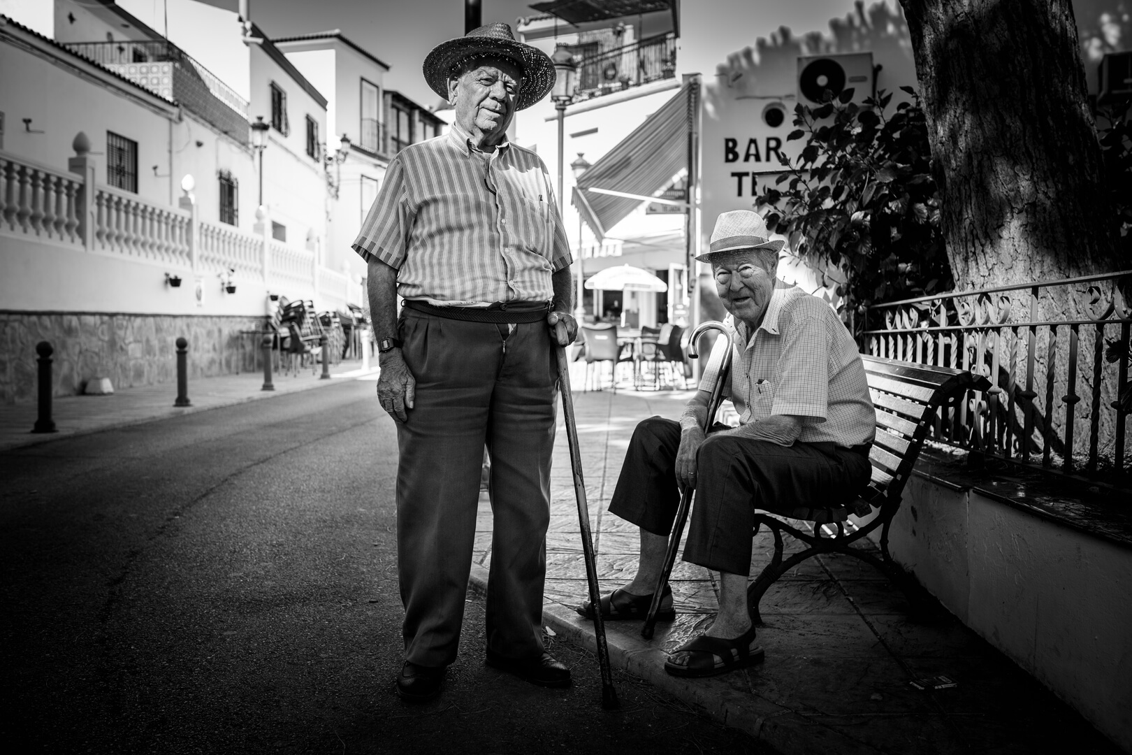 ouderen oudere mannen buiten stad dorp