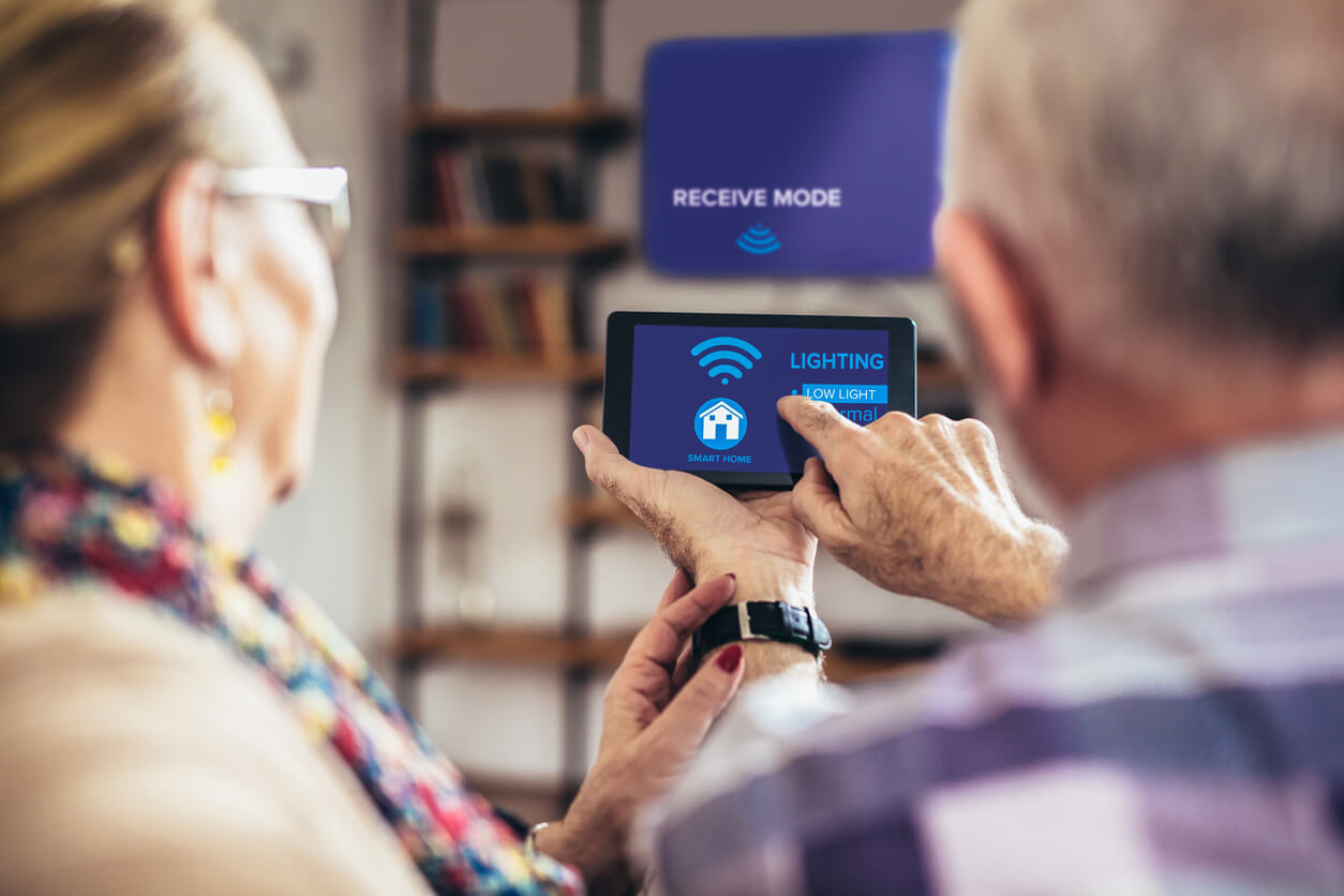thuis wonen met dementie. Smart home slim huisautomatisering domotica voor ouderen