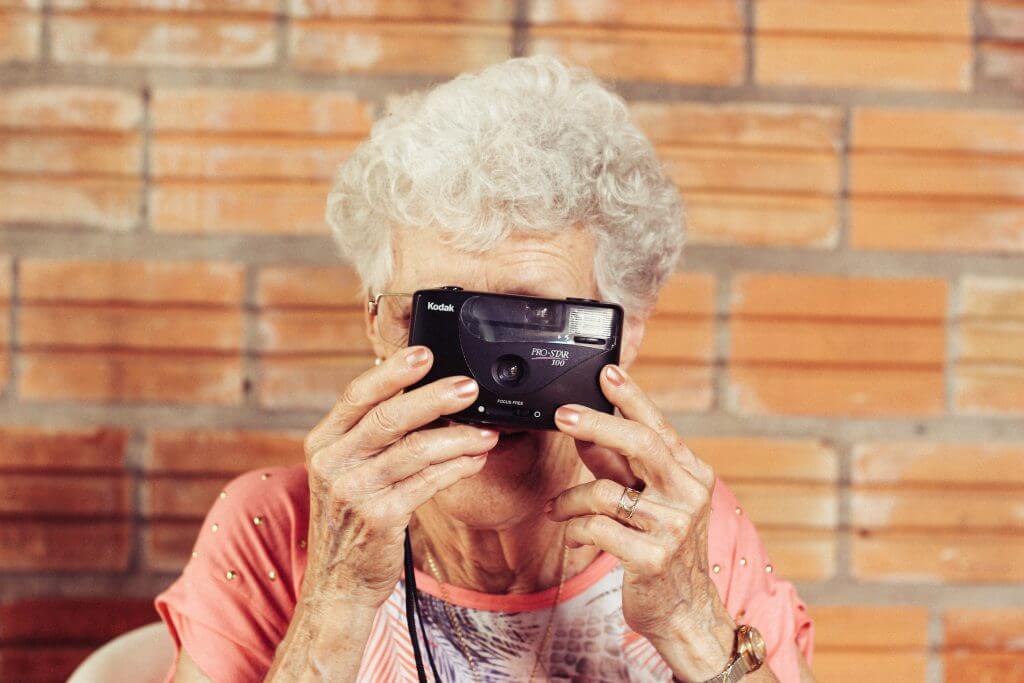 oudere vrouw ouderen foto technologie
