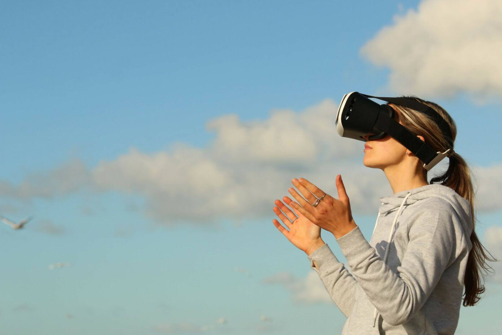 Augmented Reality vs Virtual Reality. Verschillen AR en VR: Augmented Reality vs Virtual Reality.